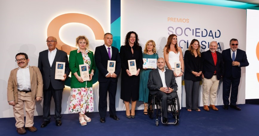 Premiados junto a representantes institucionales en los Premios Sociedad Inclusiva 2025